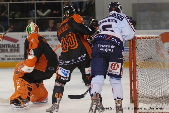 Tours  3 - 4 Angers 