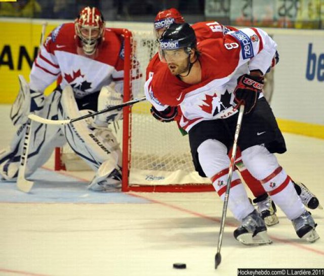 Photo hockey reportage Mondial 11: Le Canada appliqué