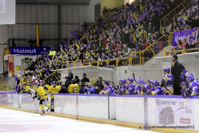 Photo hockey reportage Les Dragons remportent la première bataille.