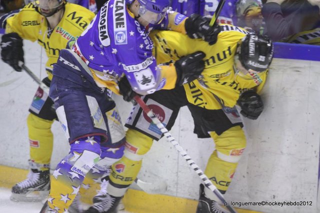 Photo hockey reportage Les Dragons remportent la première bataille.