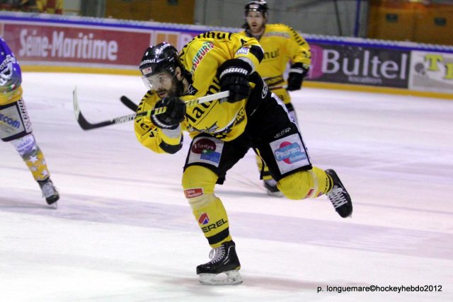 Photo hockey reportage Les Dragons remportent la première bataille.