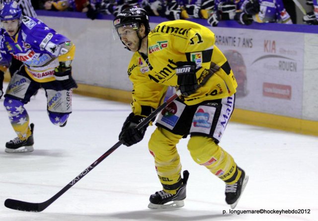 Photo hockey reportage Les Dragons remportent la première bataille.