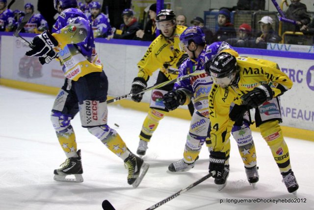 Photo hockey reportage Les Dragons remportent la première bataille.