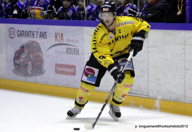 Photo hockey reportage Les Dragons remportent la première bataille.