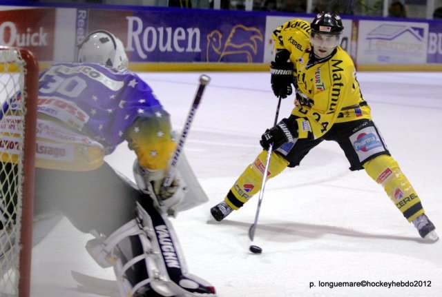 Photo hockey reportage Les Dragons remportent la première bataille.