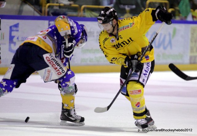 Photo hockey reportage Les Dragons remportent la première bataille.
