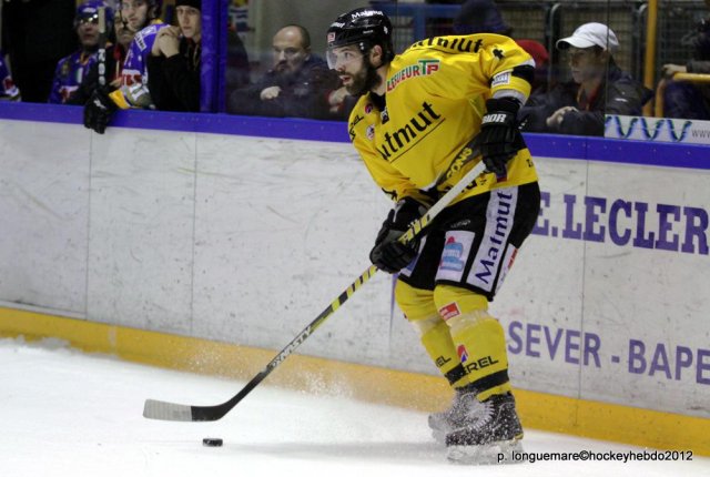 Photo hockey reportage Les Dragons remportent la première bataille.