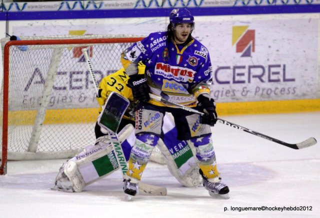 Photo hockey reportage Les Dragons remportent la première bataille.