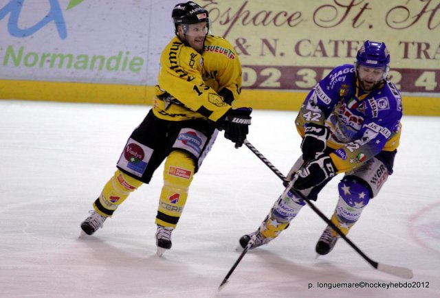 Photo hockey reportage Les Dragons remportent la première bataille.