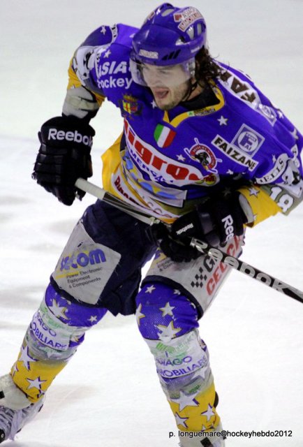 Photo hockey reportage Les Dragons remportent la première bataille.