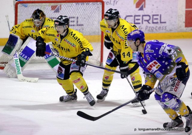 Photo hockey reportage Les Dragons remportent la première bataille.