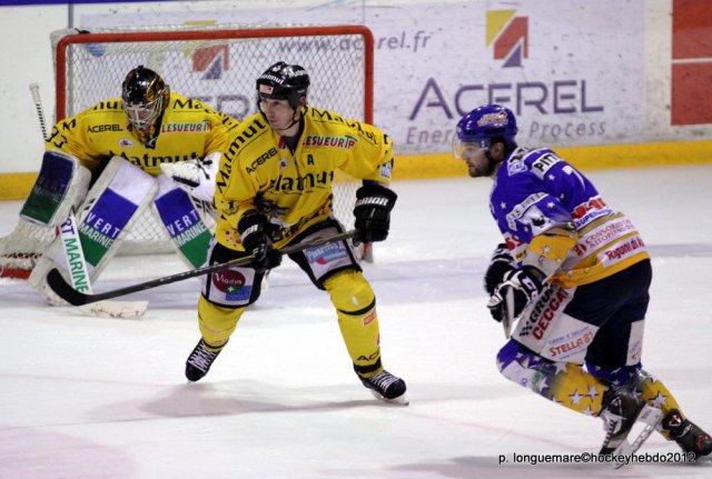 Photo hockey reportage Les Dragons remportent la première bataille.