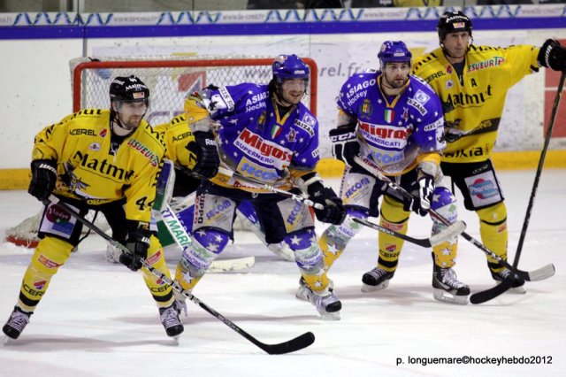 Photo hockey reportage Les Dragons remportent la première bataille.