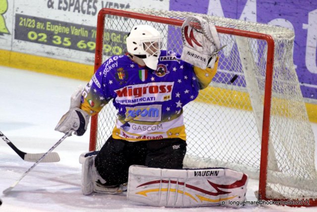 Photo hockey reportage Les Dragons remportent la première bataille.