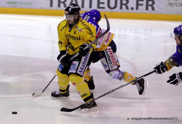 Photo hockey reportage Les Dragons remportent la première bataille.