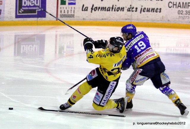 Photo hockey reportage Les Dragons remportent la première bataille.