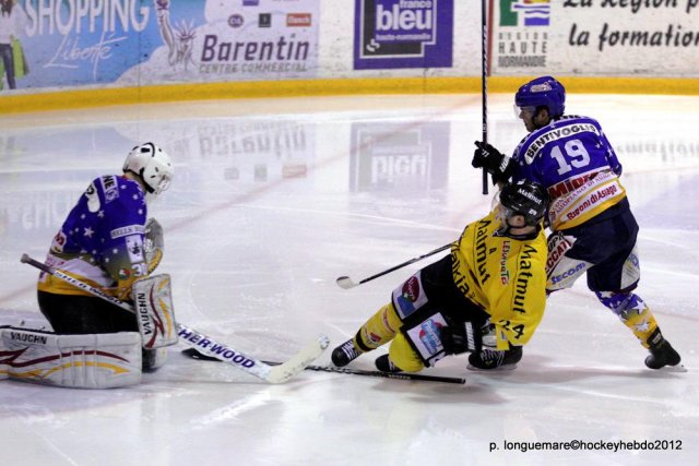 Photo hockey reportage Les Dragons remportent la première bataille.