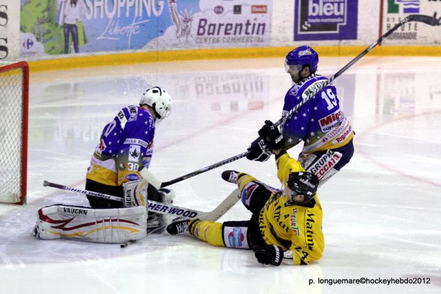 Photo hockey reportage Les Dragons remportent la première bataille.