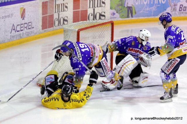 Photo hockey reportage Les Dragons remportent la première bataille.