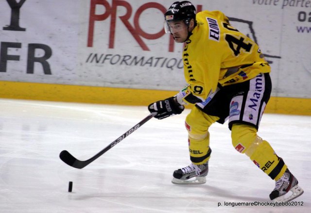Photo hockey reportage Les Dragons remportent la première bataille.