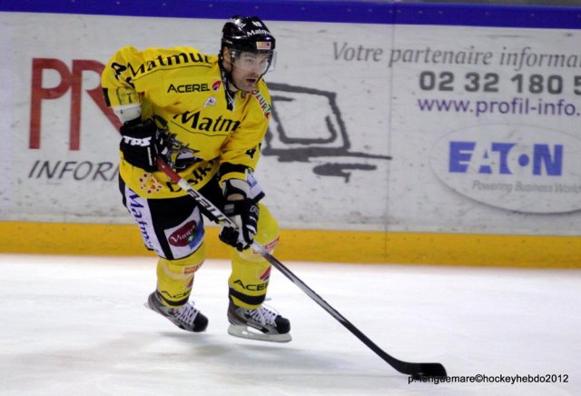 Photo hockey reportage Les Dragons remportent la première bataille.