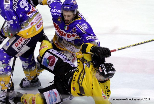 Photo hockey reportage Les Dragons remportent la première bataille.