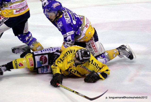 Photo hockey reportage Les Dragons remportent la première bataille.