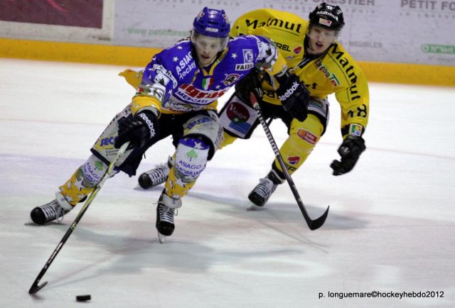 Photo hockey reportage Les Dragons remportent la première bataille.