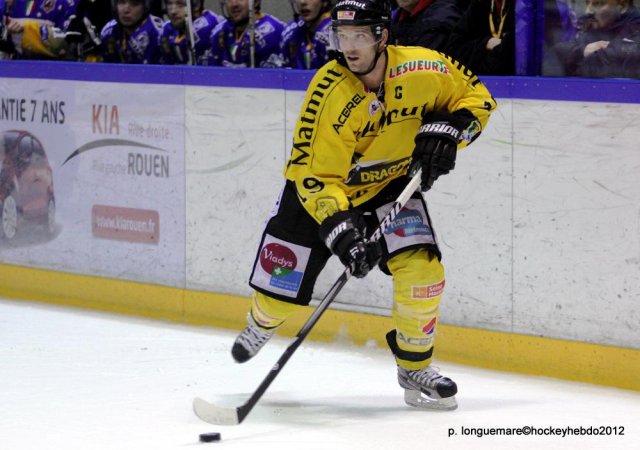 Photo hockey reportage Les Dragons remportent la première bataille.