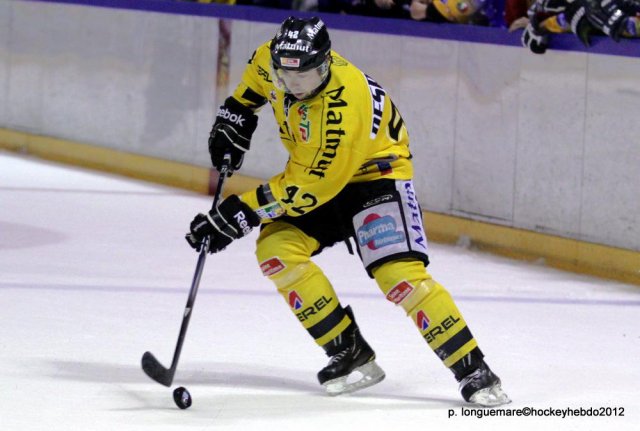 Photo hockey reportage Les Dragons remportent la première bataille.