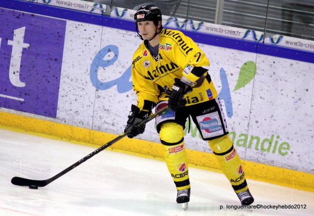 Photo hockey reportage Les Dragons chutent mais espèrent.