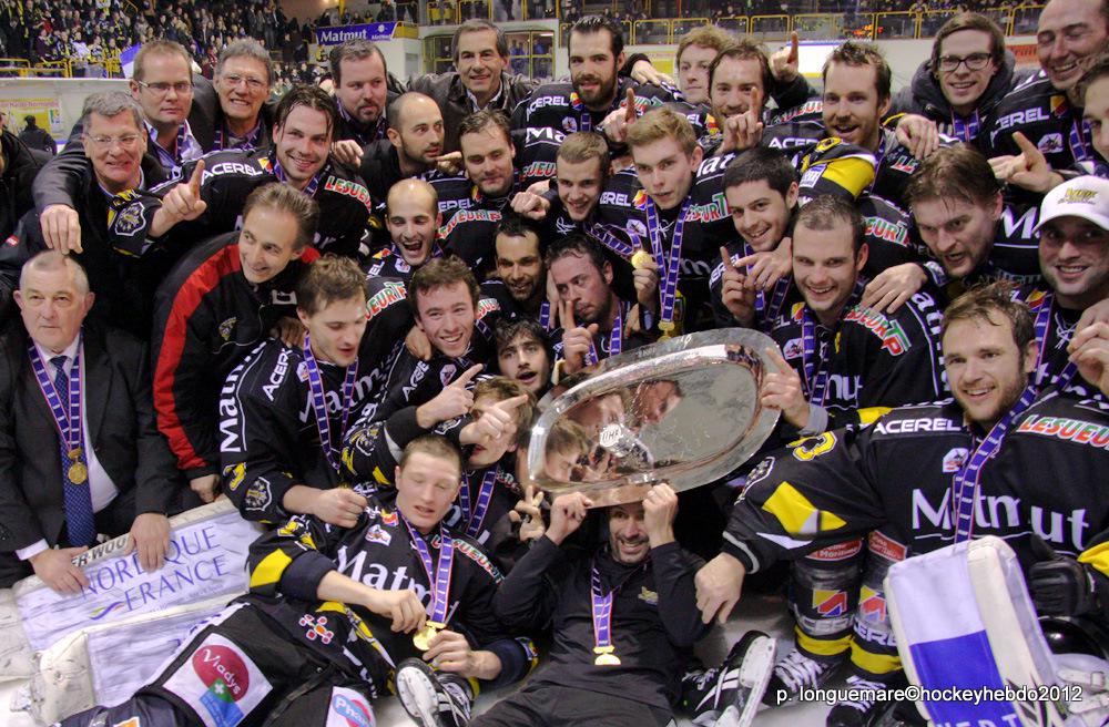 Ils l'ont fait. GRANDIOSE. — Reportage