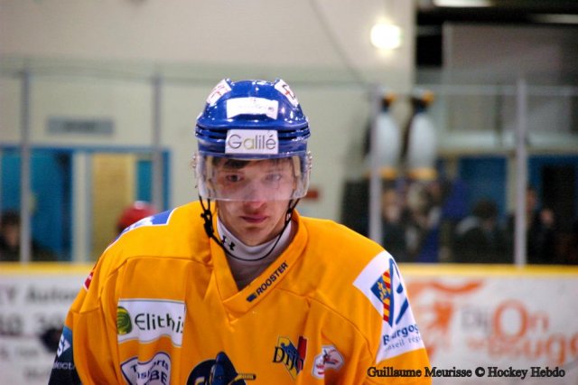 Photo hockey reportage The show goes on