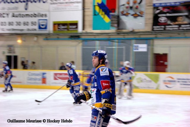 Photo hockey reportage The show goes on