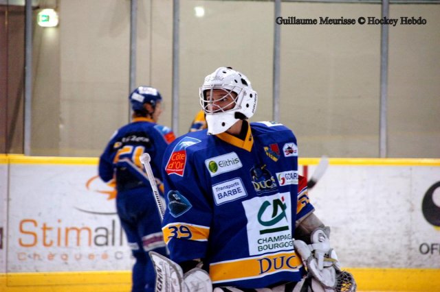 Photo hockey reportage The show goes on
