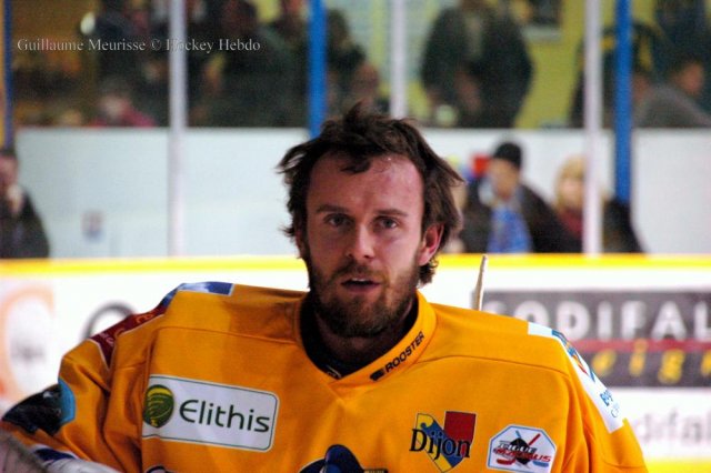 Photo hockey reportage The show goes on