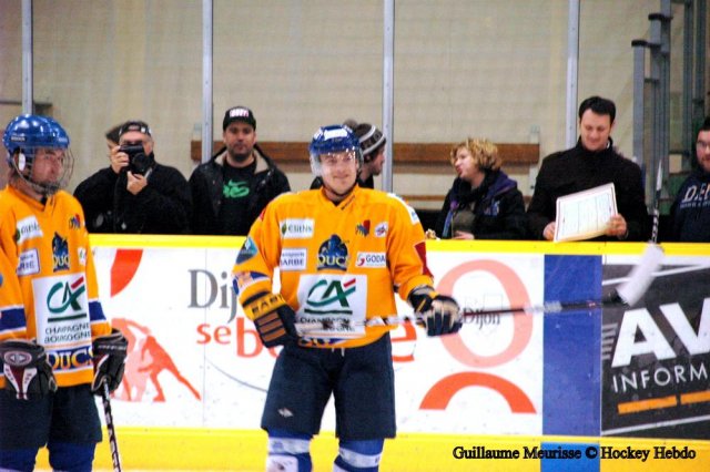 Photo hockey reportage The show goes on