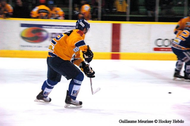 Photo hockey reportage The show goes on