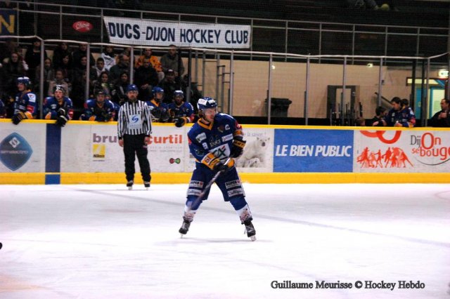 Photo hockey reportage The show goes on