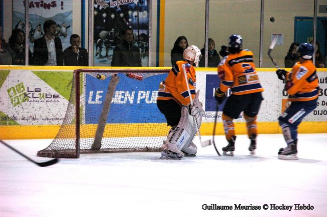 Photo hockey reportage The show goes on