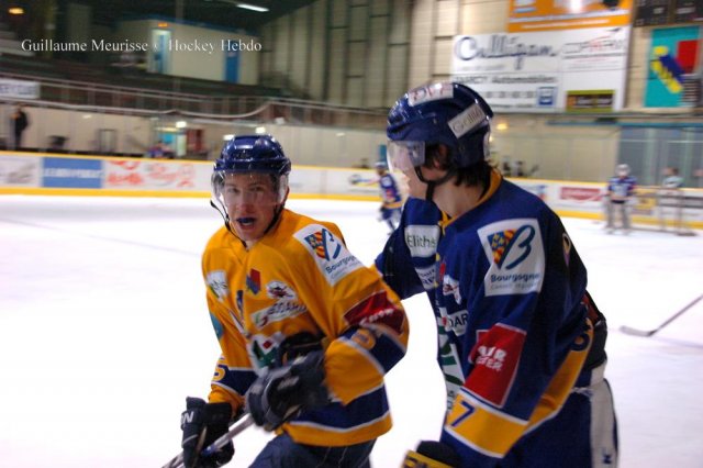 Photo hockey reportage The show goes on