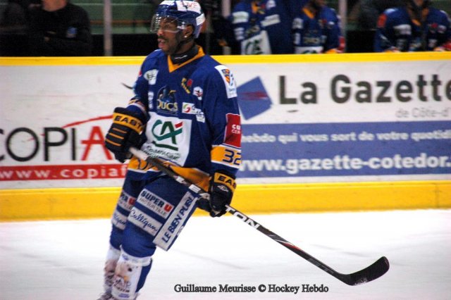 Photo hockey reportage The show goes on