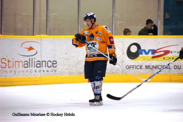 Photo hockey reportage The show goes on