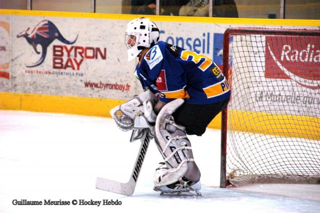 Photo hockey reportage The show goes on