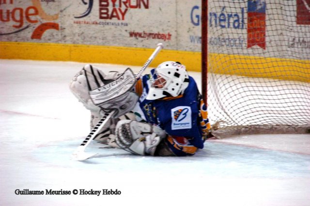 Photo hockey reportage The show goes on