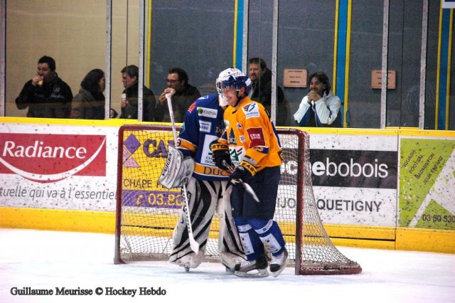 Photo hockey reportage The show goes on