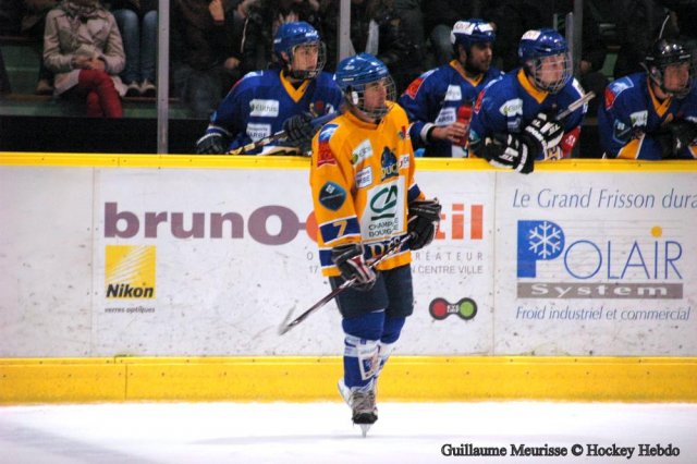 Photo hockey reportage The show goes on