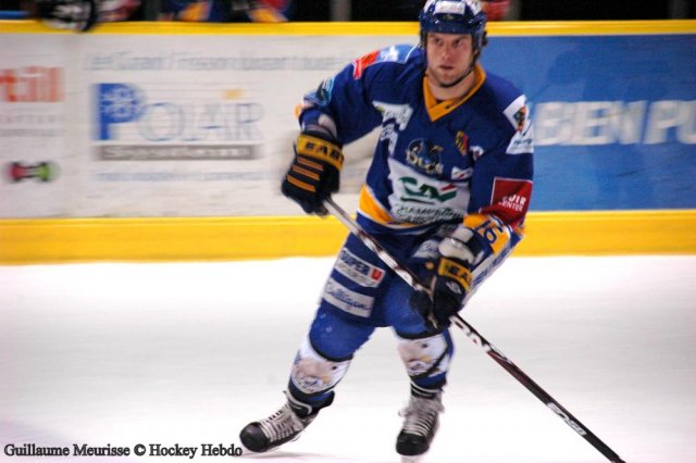 Photo hockey reportage The show goes on