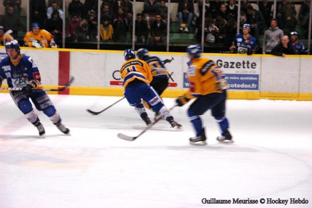 Photo hockey reportage The show goes on