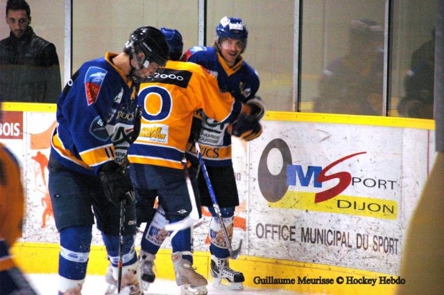 Photo hockey reportage The show goes on